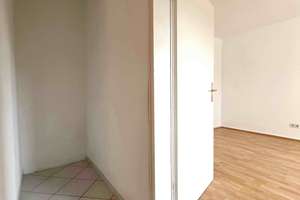 MZ-Finthen: 2 ZKB, EBK, Balkon, Garage, Studenten WG möglich, nahe UNI – Sertoriusring 23, 55126 Finthen, Mainz – Vorschaubild 3