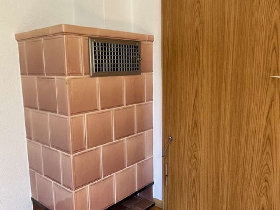 Kachelofen im Wohnzimmer Er...