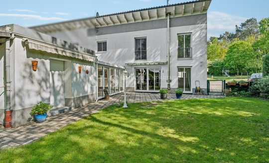Wohlfühlen im Grünen – modernes Reihenendhaus mit Kamin, Garten und 5 Stellplätzen