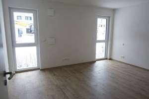 WUNDERSCHÖNE, NEUE MODERNE UND RUHIGE TRAUMWOHNUNG MIT GROẞER SONNIGEN TERRASSE UND EIGENEM GARTEN – Karolinenstraße 66, 90763 Nördliche Südstadt, Fürth – Vorschaubild 3