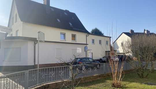 Bild von Besondere Immobilie,  ein Einfamilienhaus und ein Wohnhaus mit einer Gewerbeeinheit