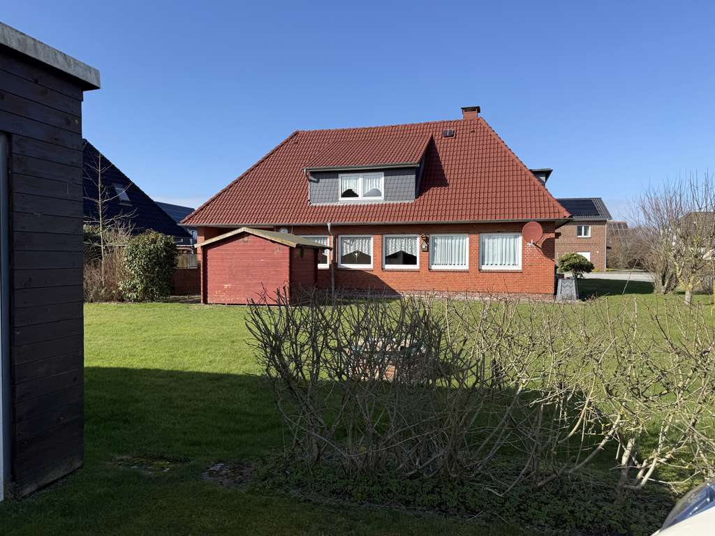 Immobilie in Garding - Viel Platz für neue Ideen: sanierungsbedürftiges Wohnhaus mit 2 Garagen auf großzügigem Grundstück - Bild 1