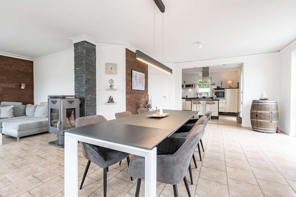 Immobilie in Fahrenkrug - Hochwertig ausgestattetes Architektenhaus mit Kapitänsgiebel, Pool und ausgebautem Dachgeschoss - Bild 4