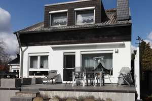 Freistehendes Einfamilienhaus in Berlin-Buckow auf gepflegtem Südwest-Grundstück – Die vollständige Adresse der Immobilie erhältst du vom Anbieter., 12349 Buckow, Berlin – Vorschaubild 2