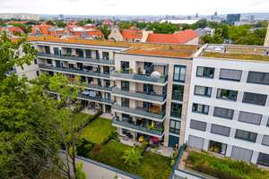Ganz oben mit großem Balkon und Blick ins Grüne. Neubau in ruhiger zentraler Lage der Südvorstadt.
