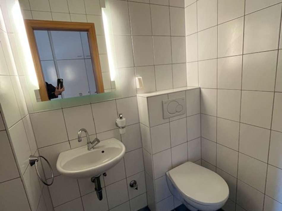 Blick ins hell geflieste G.-WC