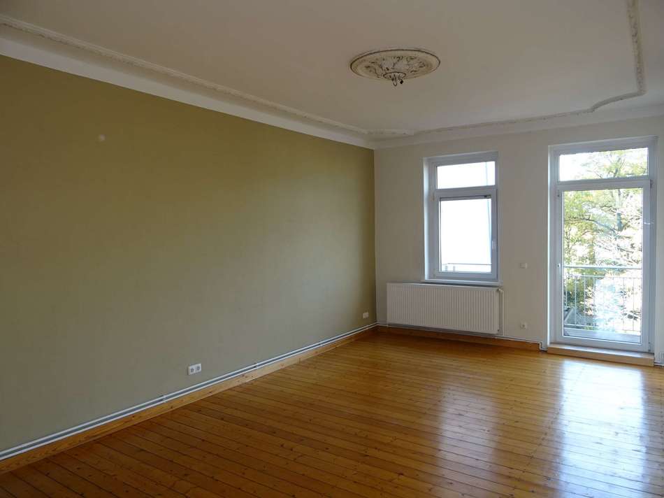 Wohnzimmer mit Balkon