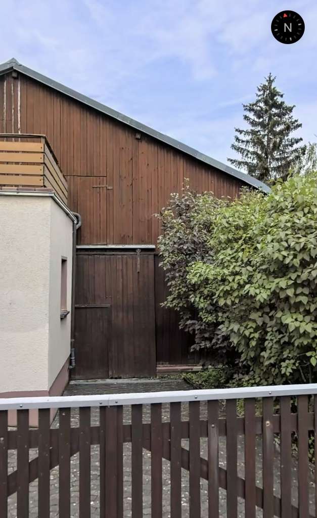 Immobilie in Kist - Charmantes Einfamilienhaus mit Balkon, Innenhof und geräumiger Scheune - Bild 1