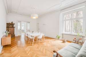 ⭐⭐⭐ Geräumige Altbauwohnung mit ca. 186 m², eigenem Eingang und Möglichkeit zur gemischten Nutzung !