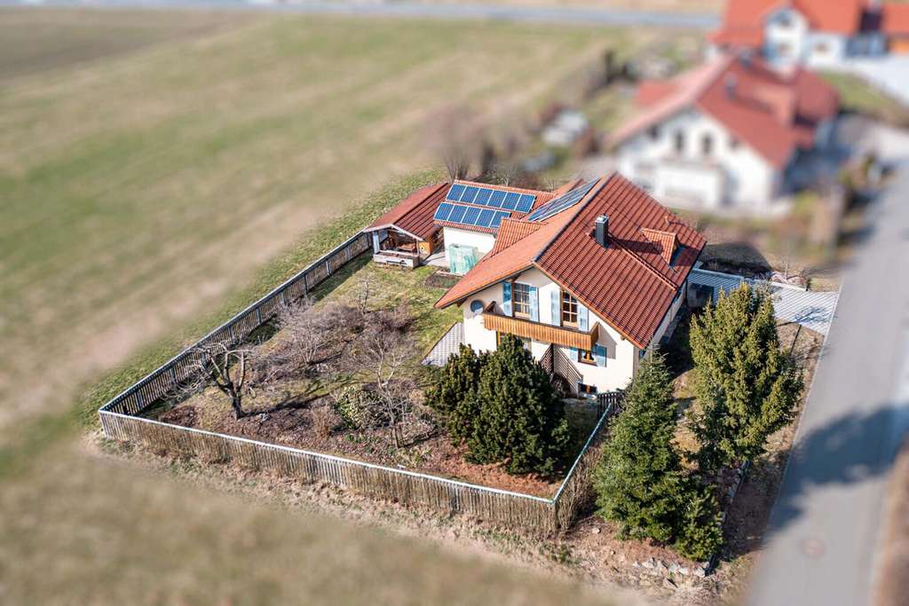 Immobilie in Schönthal - Leben mit Freiraum: Ihr Gartenrefugium mit vielseitigem Studio - Bild 3