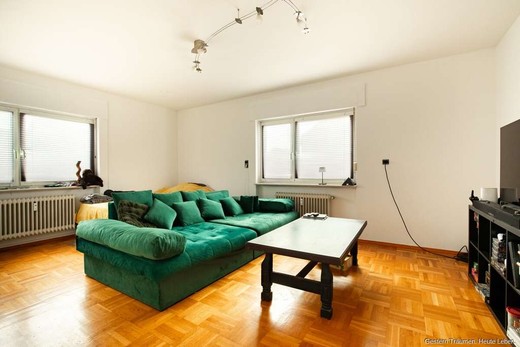 Immobilie in Hausen im Wiesental - Kapitalanlage mit Potenzial
Wohn- und Geschäftshaus mit 3 Wohnungen, 1 Gewerbe und 2 Garagen - Bild 4