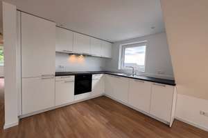 Exklusiver Erstbezug: Neue 3 ZKB DG-Wohnung (KfW 40) mit Balkon, EBK & Stellplatz in BI-Brake – Nadefeld 13, 33729 Heepen, Bielefeld – Vorschaubild 3