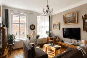Charmante und helle 2-Zimmer Wohnung im sanierten Altbau mit großzügiger Wohnküche und Balkon – Die vollständige Adresse der Immobilie erhältst du vom Anbieter., 10119 Prenzlauer Berg, Berlin – Vorschaubild 2