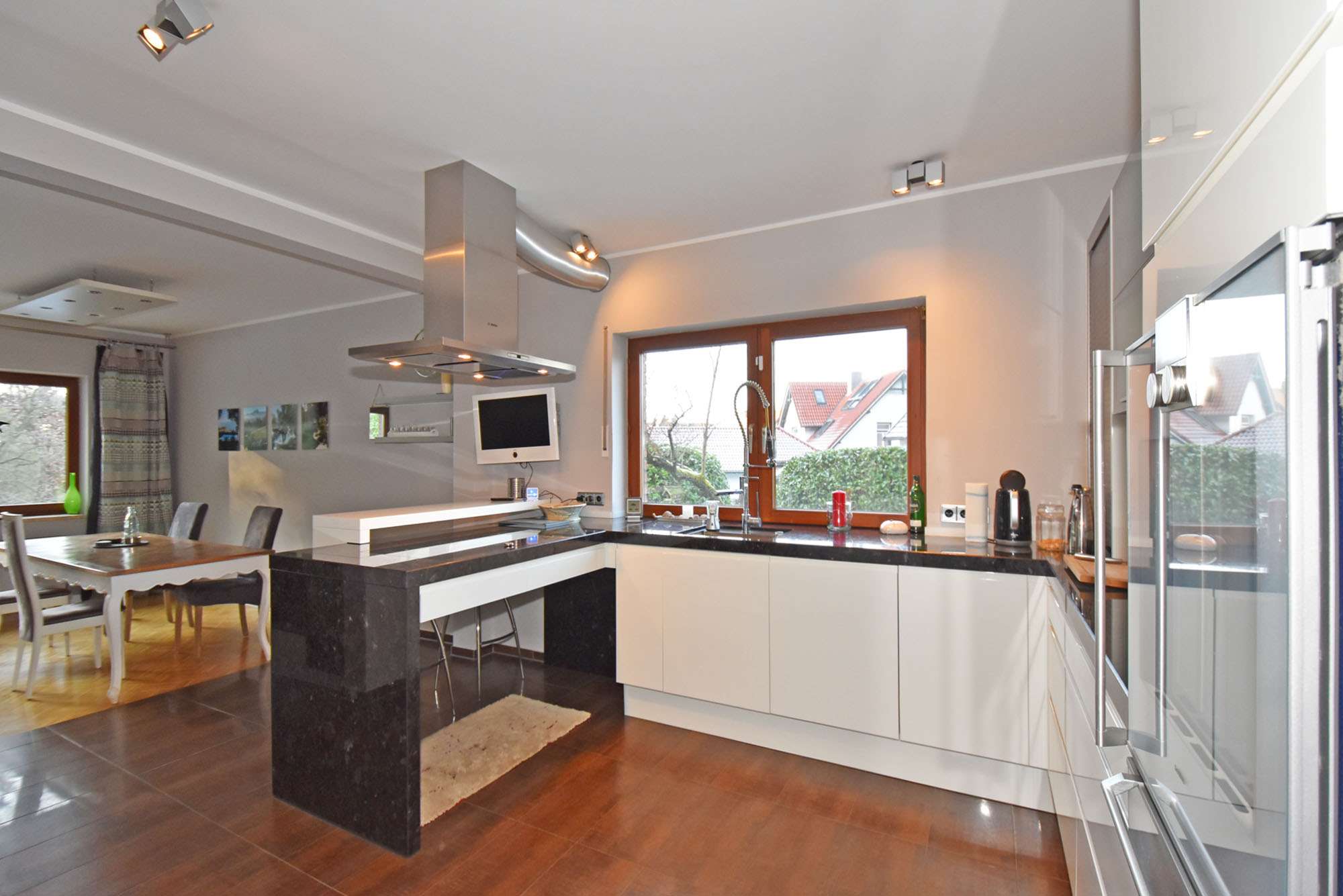 Immobilie in Aumühle - Naturnahes Raumwunder mit vielen Optionen:  Gepflegtes EFH mit Teilkeller und Doppelgarage - Bild 7