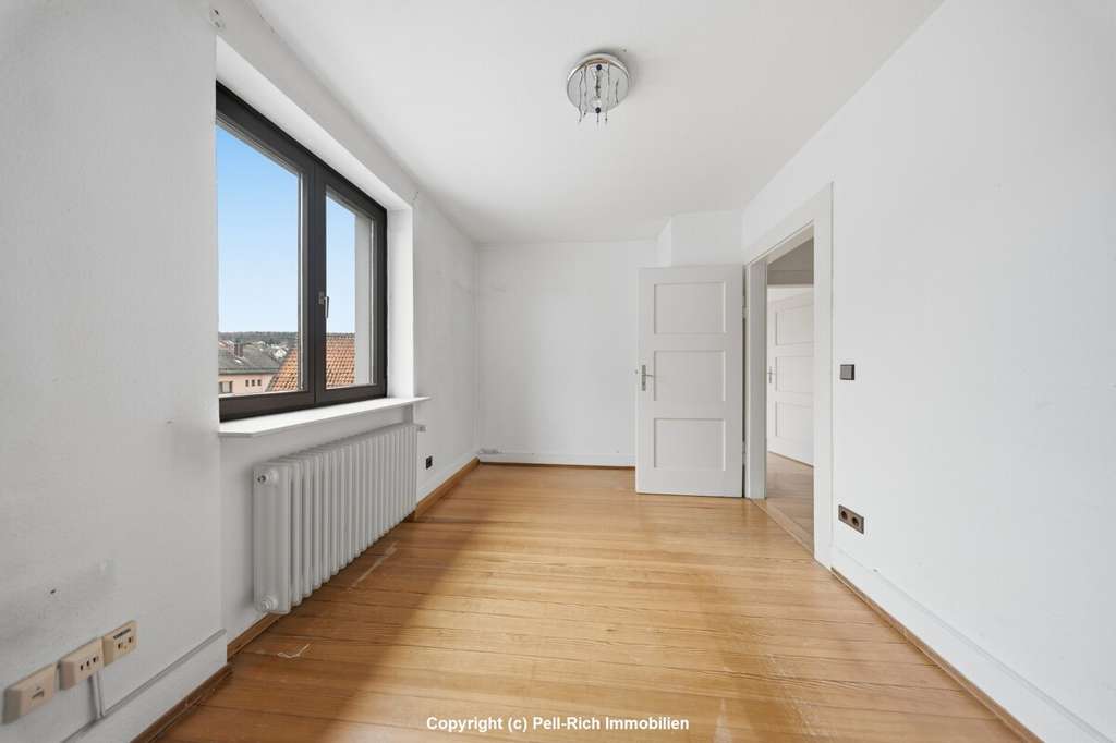 Immobilie in Karlsbad - RAUM FÜR IDEEN: Großzügiges Wohnhaus mit Scheune und zusätzlichem Baupotenzial in Langensteinbach - Bild 3