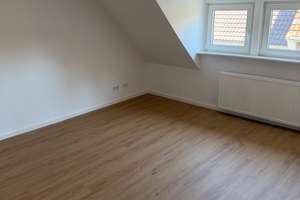 Neu renovierte  2,5-Zimmer-Dachgeschosswohnung mit Balkon in Düsseldorf Wersten in ruhiger Lage  – Die vollständige Adresse der Immobilie erhältst du vom Anbieter., 40591 Wersten, Düsseldorf – Vorschaubild 2