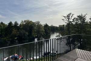 Direkte Wasserlage, helle, große Familienwohnung mit zwei Balkonen