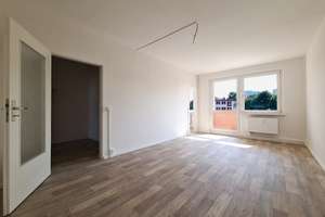 Chice Balkonwohnung mit Einbauküche im beliebten 2. OG, auf Wunsch mit Stellplatz – Maxim-Gorki-Straße 1, 9599 Freiberg – Vorschaubild 2