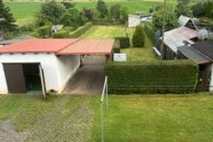 Sanierte 3-Zimmer-Wohnung mit großem Garten, Carport und Garage 
