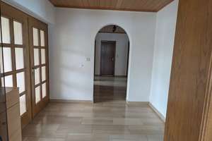 Großzügige 4-Zimmer-Wohnung (120 m²) mit Balkon, Fußbodenheizung und Garagenstellplatz.