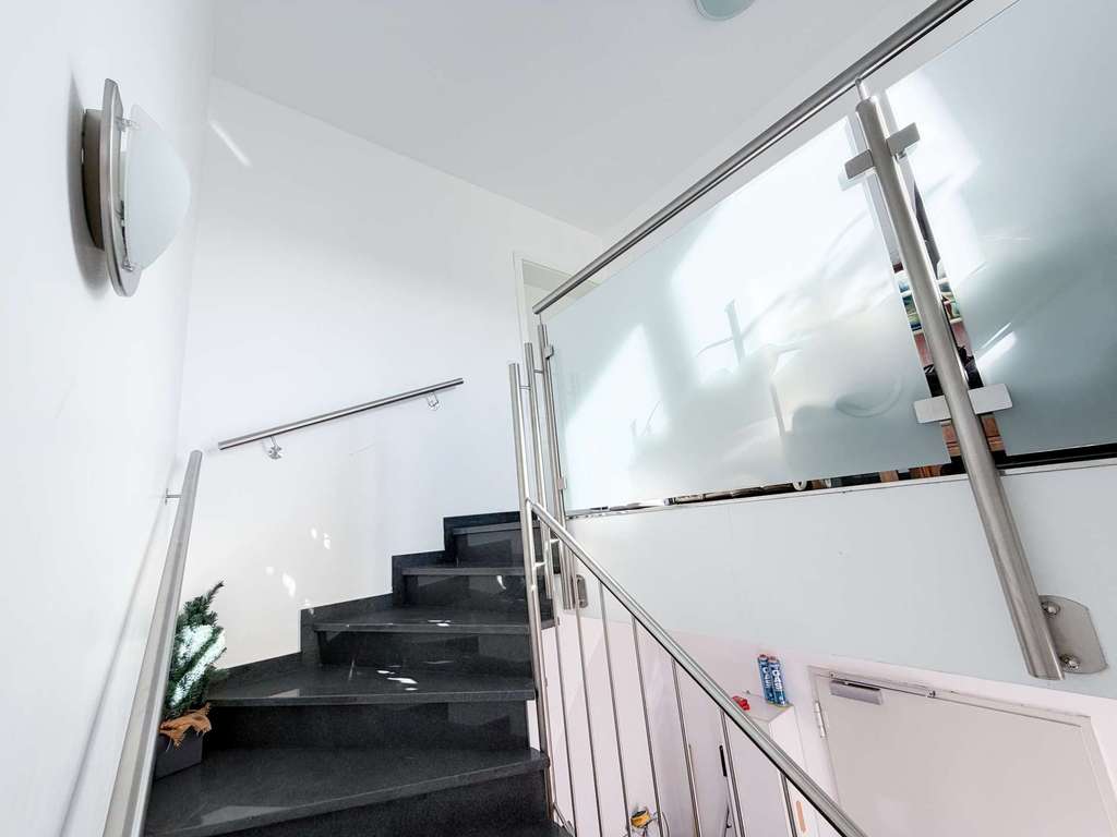 Immobilie in Stadecken-Elsheim - Einzigartig! Zwei Maisonette-Penthäuser kombiniert mit Vollgastronomiefläche und 8 Stellplätzen! - Bild 2