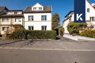 Einfamilienhaus mit Doppelgarage auf großem Grundstück