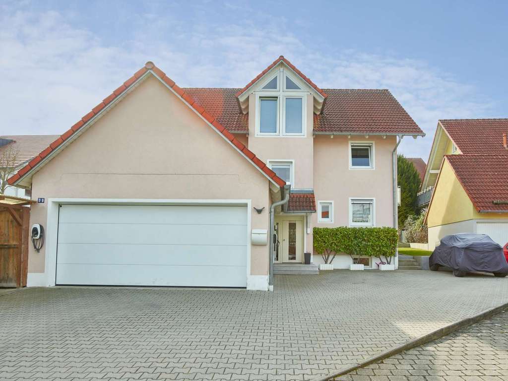 Immobilie in Kumhausen - !! Wunderschönes Einfamilienhaus mit Einliegerwohnung in Ruhiger Siedlungslage nahe Landshut !! - Bild 1