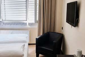 Hotel-Atmosphäre: vollausgestattetes möbliertes ehemaliges Hotelzimmer in Karlsruhe zu vermieten. – Kriegstr. 51, 76133 Innenstadt-West, Karlsruhe – Vorschaubild 4