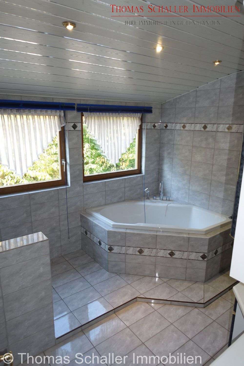 Immobilie in Velburg - Ein-/ Zweifamilienhaus in Hanglage mit Garage, Terrasse, Balkon, Loggia, EBK in Velburg bei Neumarkt - Bild 11