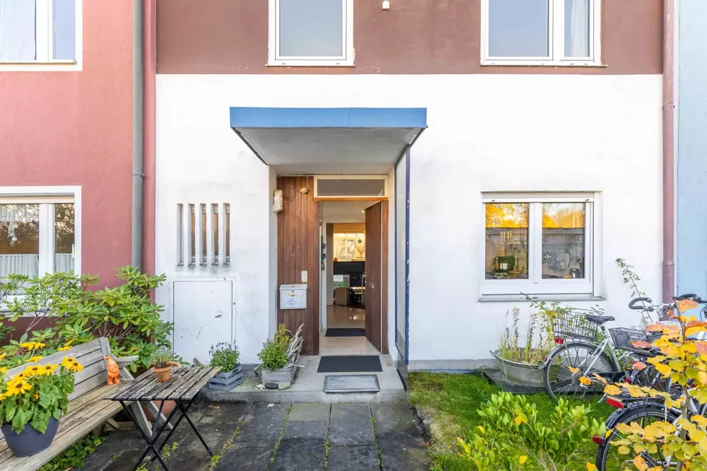 Reihenmittelhaus mit 5,5 Zimmern, Wintergarten, Dachausbau und Garage — photo 2