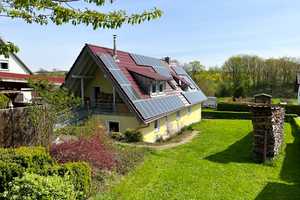 Preisanpassung! 
Energetisch modernisiertes Ein- bzw. Zweifamilienhaus mit Doppelgarage und Garten! – Coburg (Kreis) – Vorschaubild 1
