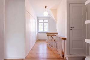 Charmantes Einfamilienhaus in Grunewald: 6 Zimmer, großer Garten und Garage direkt am Roseneck – 14193 Grunewald, Berlin – Vorschaubild 8