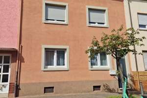 2 Familienhaus mit 2 Garagen und Garten