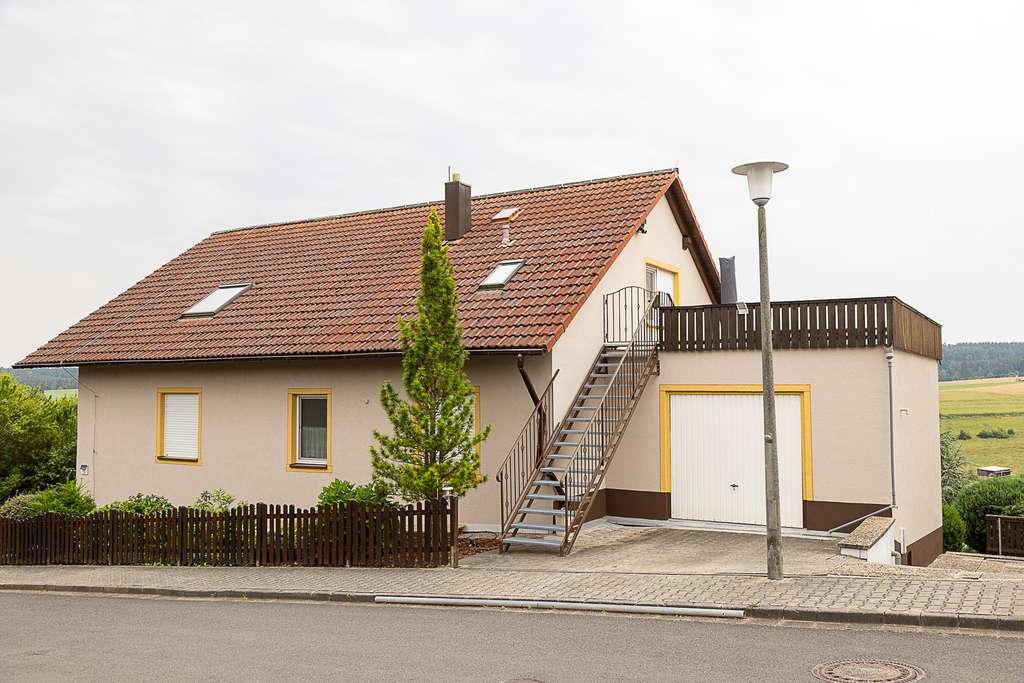 Immobilie in Markt Taschendorf - Großes Einfamilienhaus mit wunderschöne Aussichten auf den Steigerwald - Bild 0