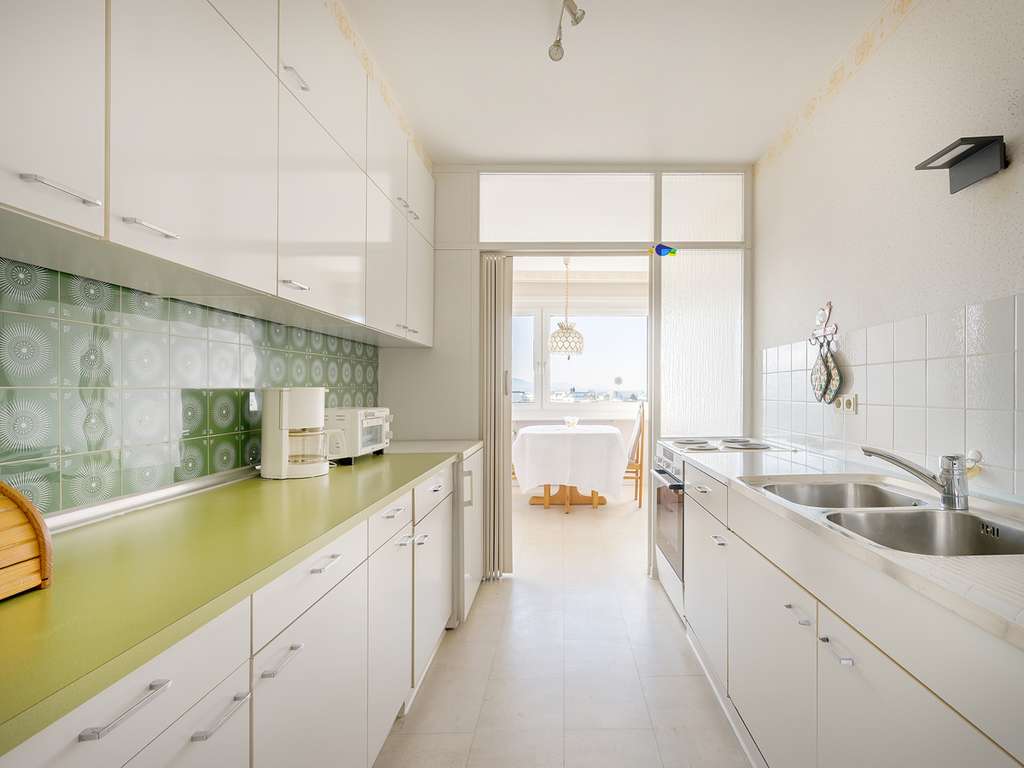 Immobilie in Ettlingen - Hoch hinaus: 3-Zimmer-Wohnung im 9. OG mit Schwarzwaldblick - Bild 1