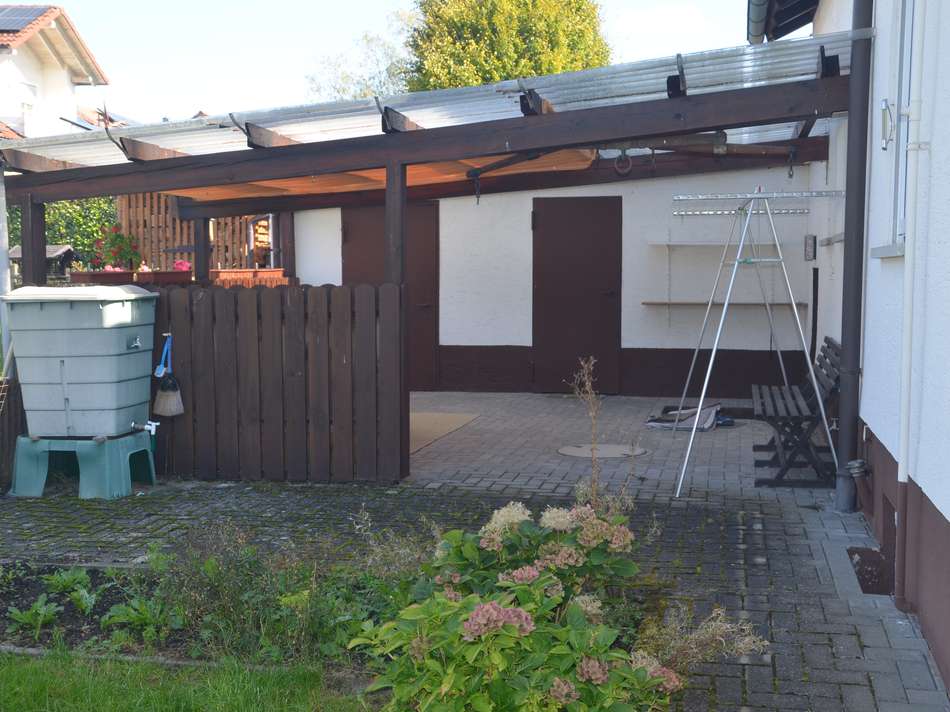 rückseitige Terrasse