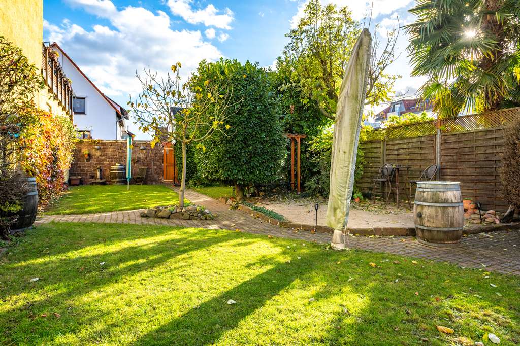 Immobilie in Schöneck - Schöneck-Oberdorfelden: Charmantes Einfamilienhaus mit flexibel gestaltbarer Laden- / Bürofläche - Bild 3