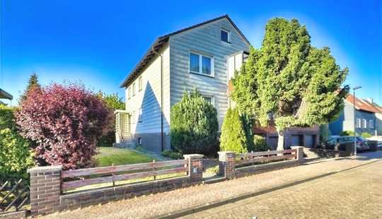 Bild von Freistehendes Zweifamilienhaus in Garbsen – 2 Garagen, 2 Balkone und viel Potenzial für Ihr Zuhause