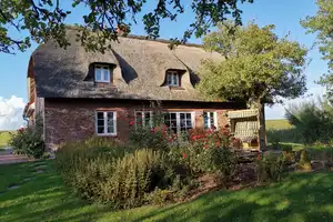 Alleinstehendes Reetdachhaus mit wunderschönem Garten in Meernähe – Norderhaffdeich 4, 25849 Nordfriesland (Kreis) – Vorschaubild 1