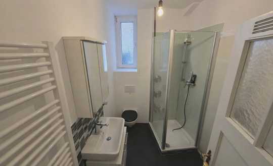 Charmante 2 Zimmer Altbau- Wohnung mit  Balkon und Wohnküche.