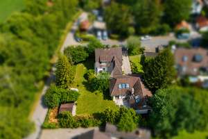 WINDISCH - Zwei Häuser auf großem Grundstück mit Entwicklungspotential in Ortsrandlage v. Gröbenzell – Die vollständige Adresse der Immobilie erhältst du vom Anbieter., 82194 Gröbenzell – Vorschaubild 2