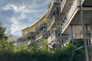 Helle 3 Zimmer Wohnung mit Balkon, Parkett und Garage in guter Lage