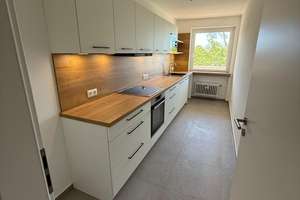 Lebendiges Pasing: 3-Zimmer-Wohnung mit Balkon und Stellplatz