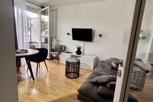 Modernes Penthouse mit zwei Zimmern in Freiburg-Wiehre