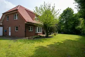 EINZIEHEN UND WOHLFÜHLEN. FAMILIENTRAUM MIT SONNIGEM GARTEN UND HOHER PRIVATSPHÄRE. – Ammerland (Kreis) – Vorschaubild 11