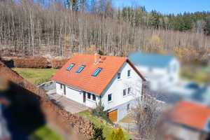Wohnen am Waldrand: Großzügiges Einfamilienhaus mit direktem Waldzugang, 6 Zimmern und großem Garten – Augsburg (Kreis) – Vorschaubild 1