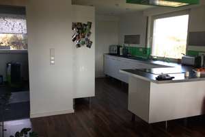 Nähe Porsche, exklusive Loft-artige 2-Zi.-EG-Wohnung mit Balkon und EBK in Zuffenhausen – Im Salzweg 78, 70439 Zuffenhausen-Frauensteg, Stuttgart – Vorschaubild 2