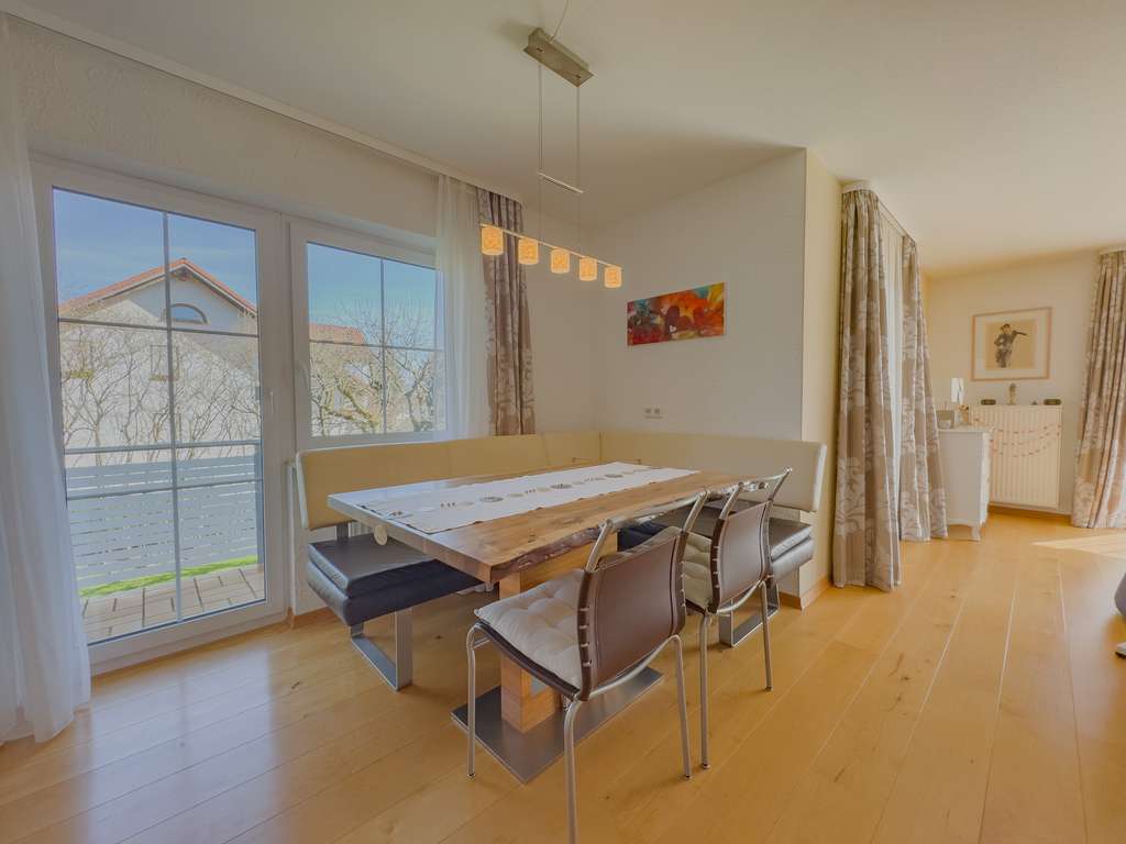 Immobilie in Hohentengen am Hochrhein - Hochwertige Maisonette-Wohnung mit Gartenanteil und Bachlauf in ruhiger Sackgassenlage - Bild 1