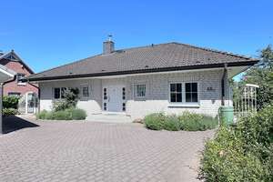 Badendorf bei Lübeck. Wunderbarer, exklusiver Bungalow auf Eigenland in ruhiger Feldrandlage zu kauf – Die vollständige Adresse der Immobilie erhältst du vom Anbieter., 23619 Badendorf – Vorschaubild 1