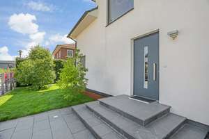 Exklusives Einfamilienhaus in Bestlage von Berlin-Rudow – moderne Technik trifft Familienidylle – Die vollständige Adresse der Immobilie erhältst du vom Anbieter., 12355 Rudow, Berlin – Vorschaubild 4
